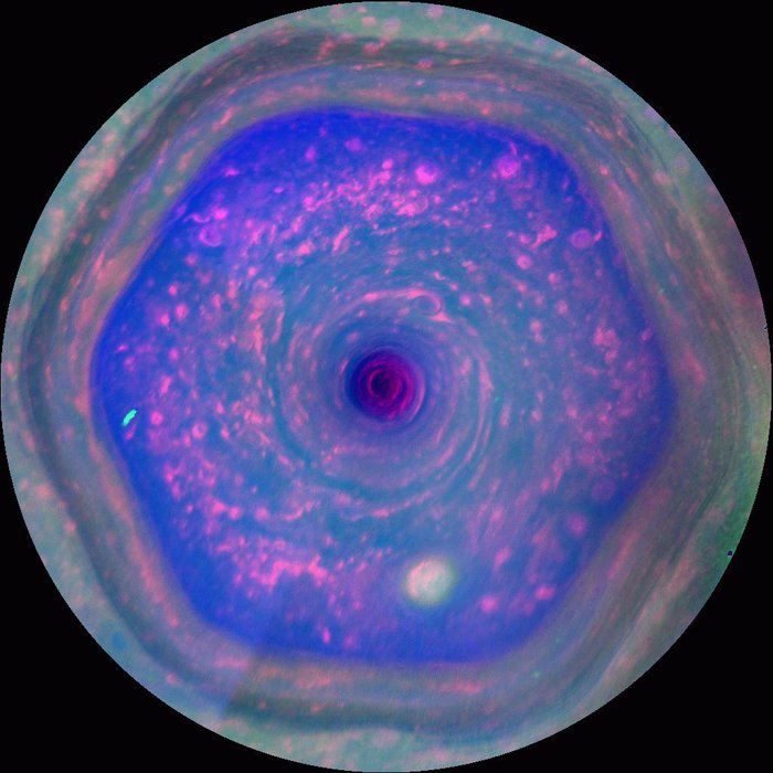 L’AFFASCINANTE ESAGONO DI SATURNO