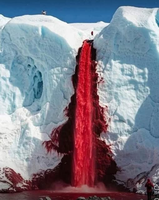 LA CASCATA DI “SANGUE” NEL GHIACCIO